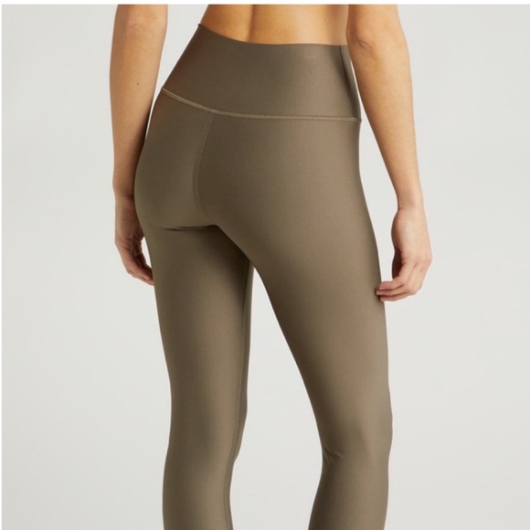 Alo Yoga Airlift Legging in Olive Branch - Picture 2 of 8